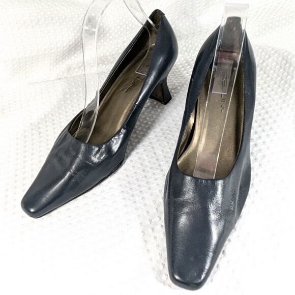 BELLINI! NAVY BLUE GENUINE LEATHER NIPPED TOE, CHUNKY KITTEN HEEL PUMPS! SZ 9W - Picture 1 of 10